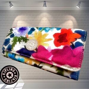 Kipling Wallet Tri-fold Floral print
Snap & Zipper pockets